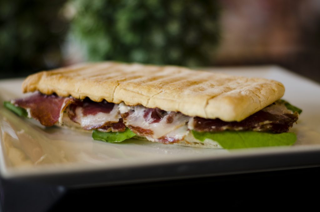 Bocata de bondiola y rúcula